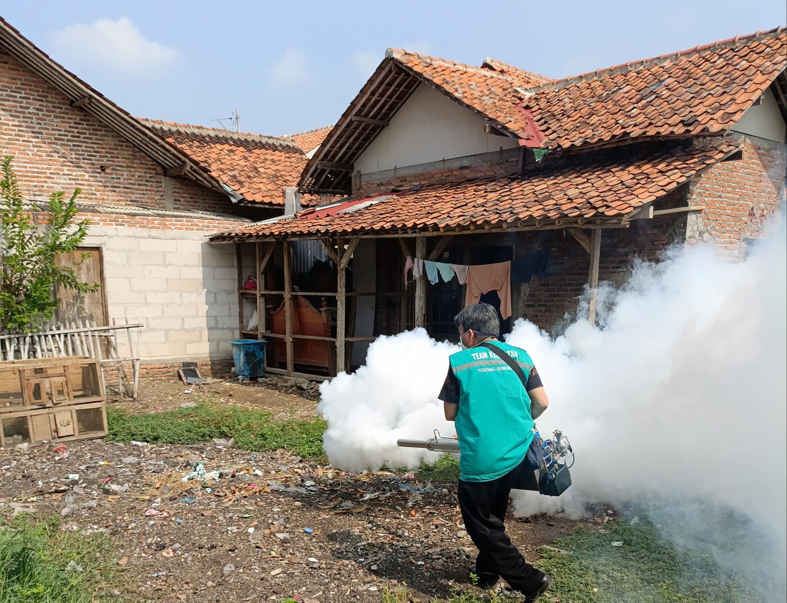 Antisipasi DBD Puskesmas Kedungwaringin Lakukan Fogging