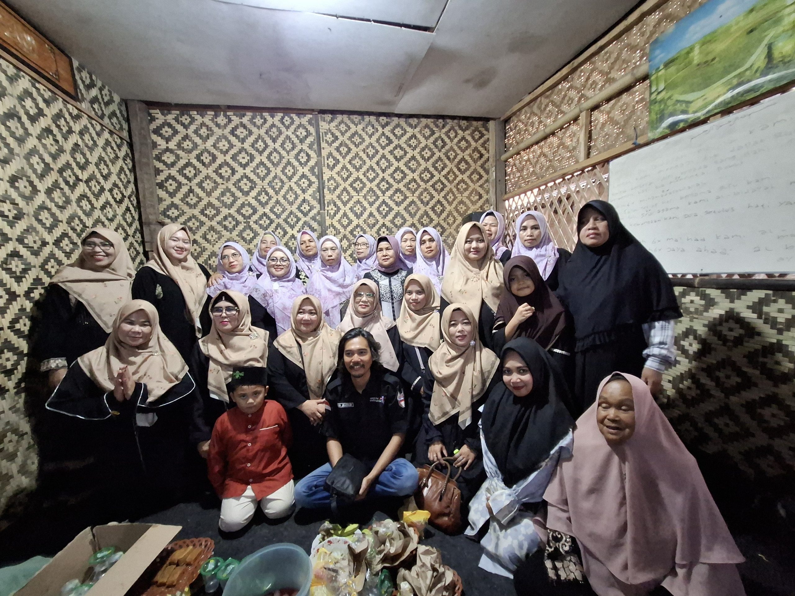 YAYASAN PANDAWA PUTRA INDONESIA MEMBERIKAN SANTUNAN YATIM & DHUAFA, DALAM ACARA ISTIQOMAH DZIKIR MANAQIB SYEKH ABDUL QODIR AL ZAELANI RA, DI MAJELIS ALBIDAYAH PIMPINAN H ALAM SURYADI