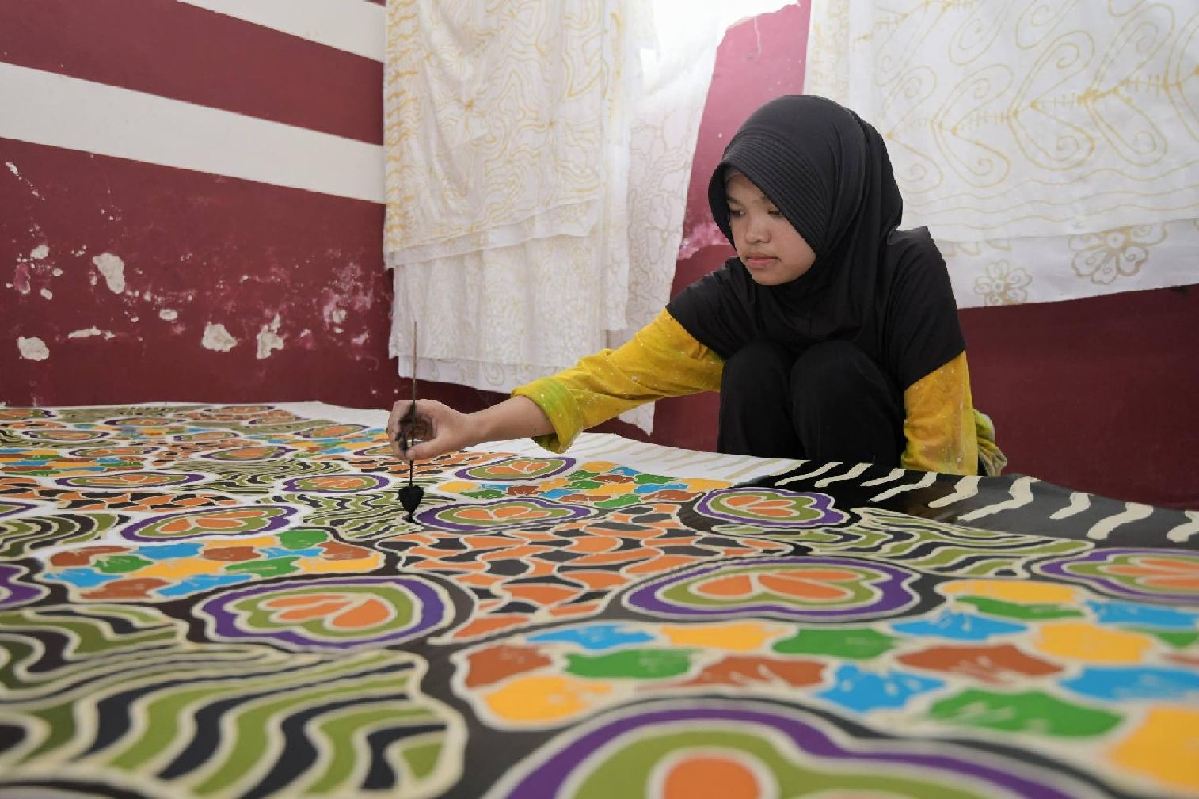 Caption:Sekda Jabar Herman Suryatman meninjau Batik Griya Difabel di UPTD Pusyansos Griya Harapan Difabel Dinas Sosial Jawa Barat, Jalan Setia Bakti, Kota Cimahi, Senin (28/10/2024).