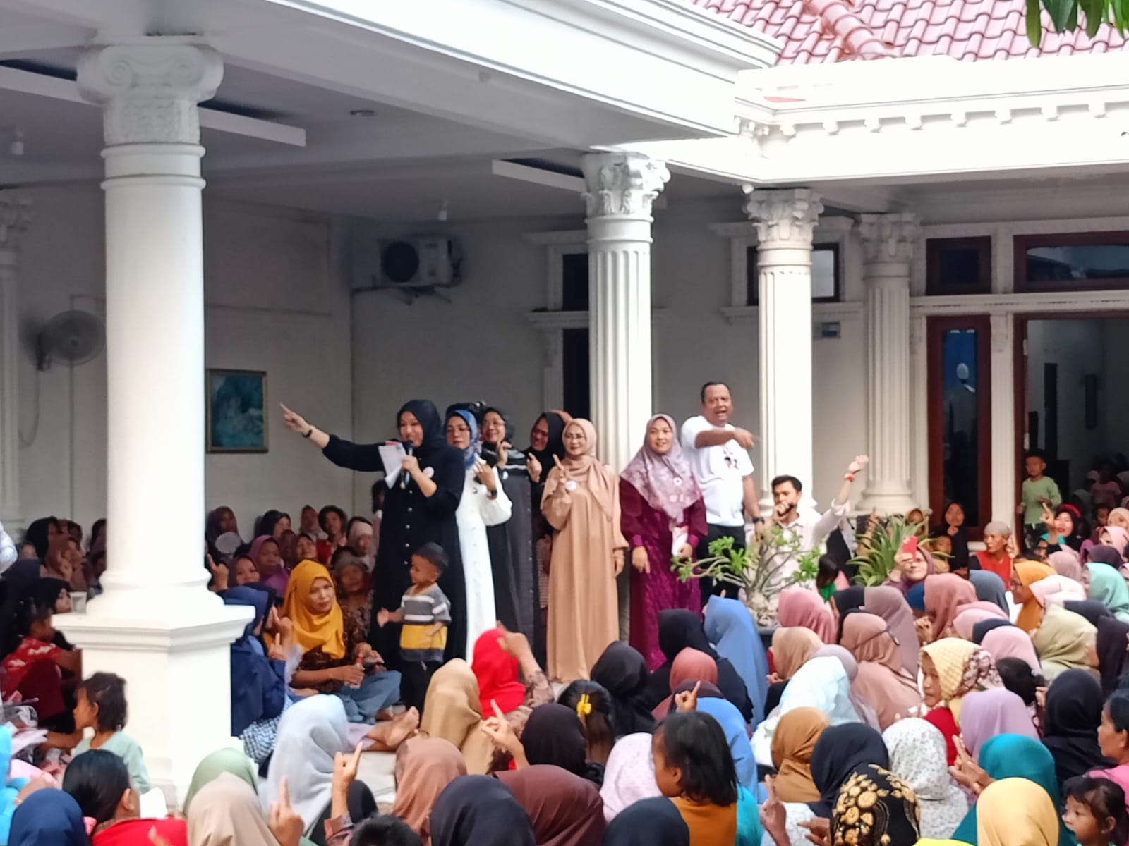 Sosialisasi Cabup Bekasi Paslon 01 Dani - Romli&nbsp; Dihadiri Ratusan Warga Karangbahagia