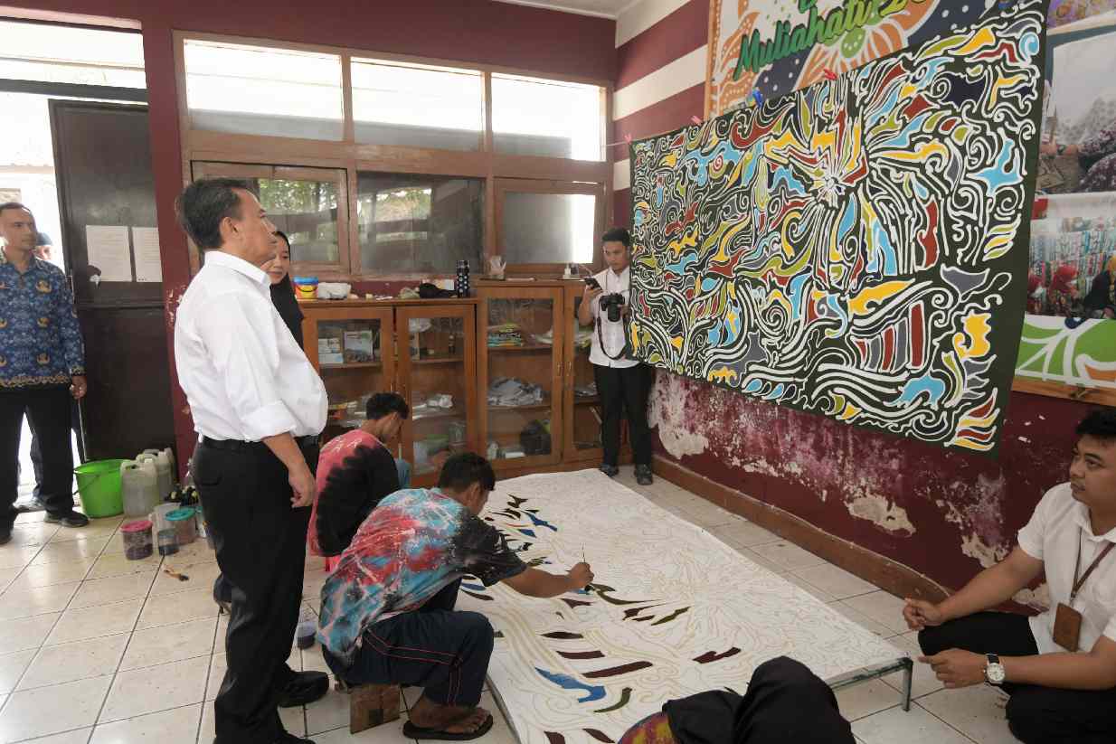 Sekda Herman Takjub Lihat Batik Griya Difabel Binaan Dinsos Jabar