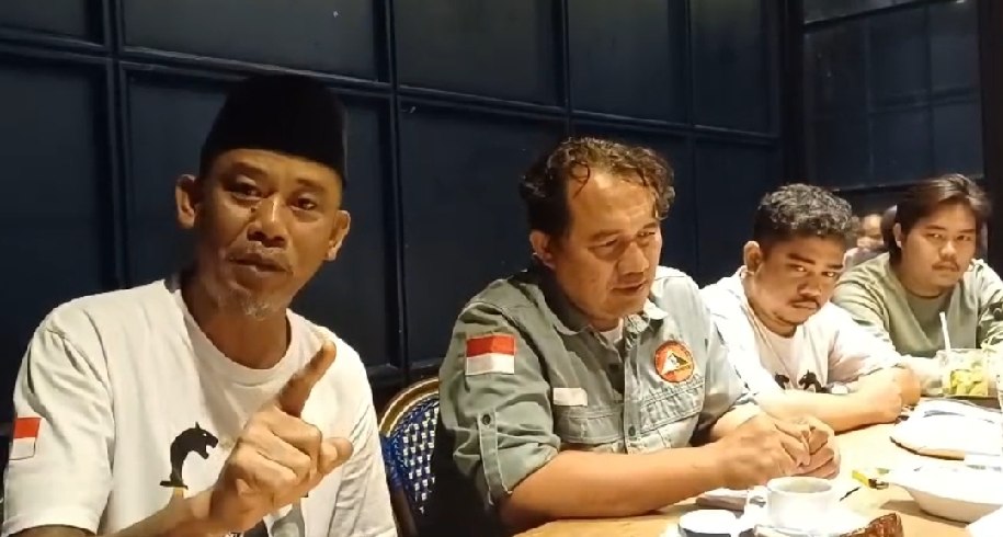 Keterangan foto : Konferensi Pers ketua umum LSM Trinusa H.Rahmat Gunasin (Kiri) dan Amrul Mustopa kanan,Selasa 01/ 10/2024 di Cikarang Bekasi