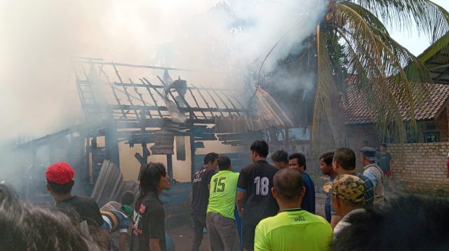 Rumah Warga di Dusun VI, Desa Tanah Abang Utara Diembat Sijago Merah