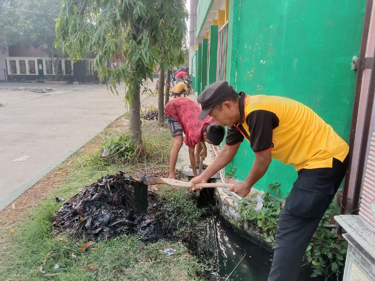 Ciptakan Lingkungan Sehat, Bhabinkamtibmas Polsek Sukatani kerja Bakti bersama Masyarakat