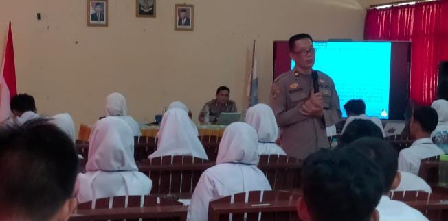 Kabag SDM Polres PPU Berikan Sosialisasi Pembentukan Karakter Bangsa dan Kepemimpinan di SMA 5 Penajam Paser Utara