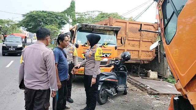 KAPOLSEK KEDUNGWARINGIN  BESERTA JAJARAN TERTIBKAN  KENDARAAN YANG PARKIR DIBAHU JALAN SEMBARANGAN