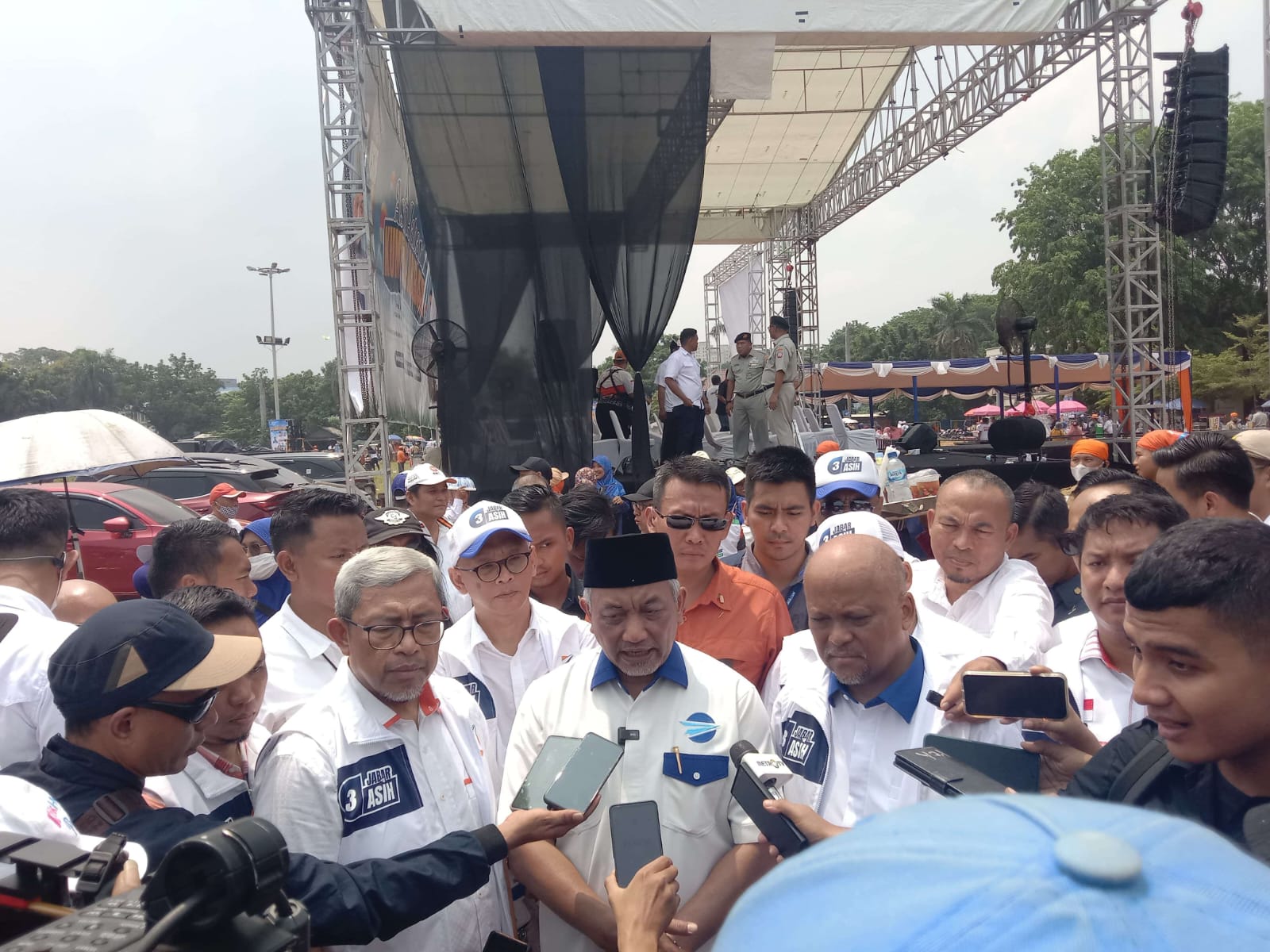Selesai Kampanye Akbar di Kota Bekasi Paslon Cagub Akhmad Syaikhu – Habibie Berziarah ke Makam KH.Noer Alie