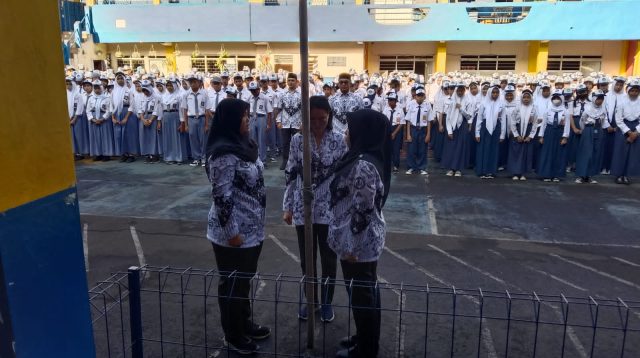 Dalam Rangka Peringati Hari Guru, Yayasan Pendidikan BHAKTI INSANI Menggelar Upacara Bendera