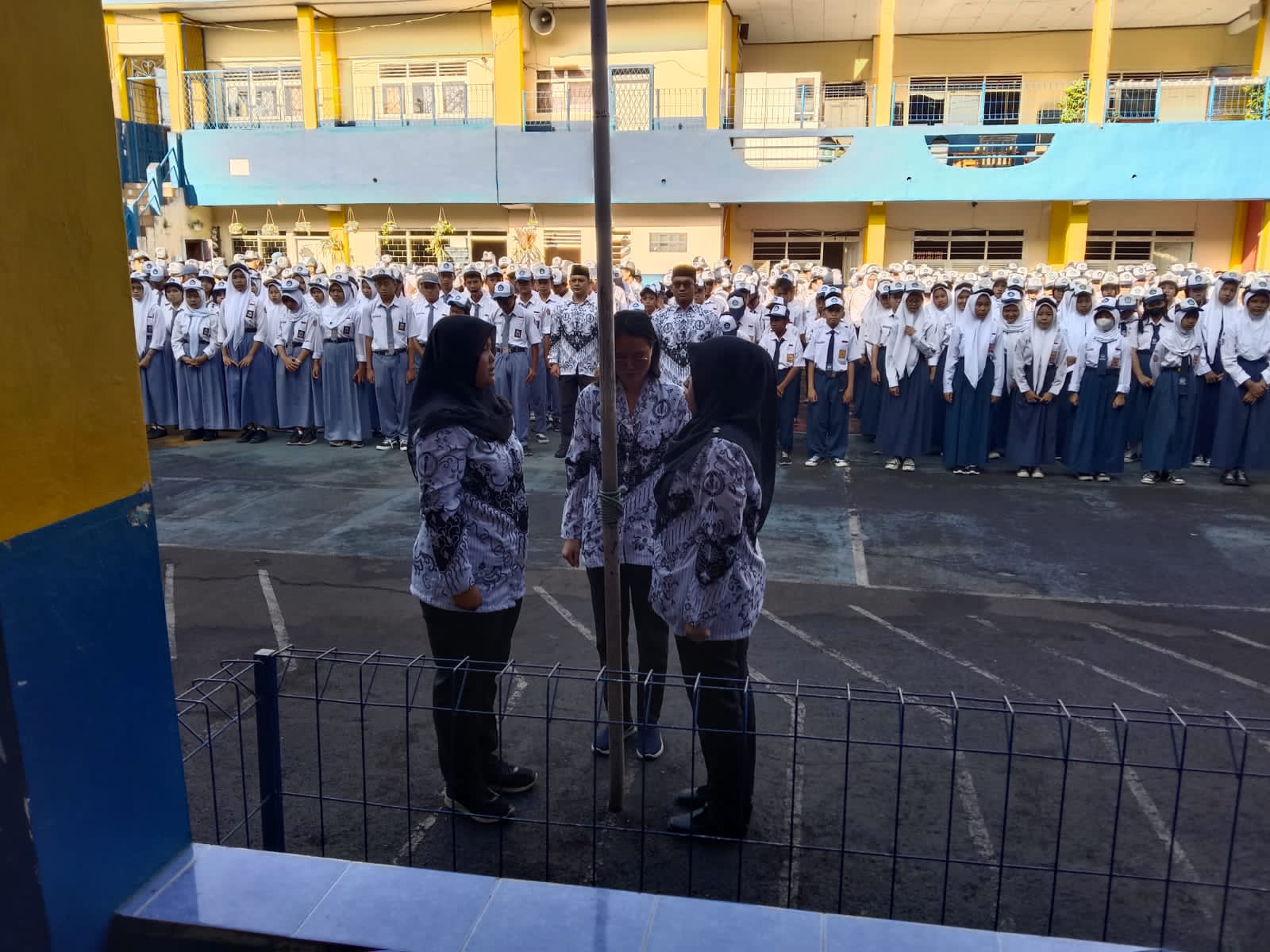 Dalam Rangka Peringati Hari Guru, Yayasan Pendidikan BHAKTI INSANI Menggelar Upacara Bendera