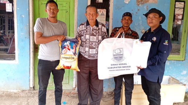 Peduli Penyandang Disabilitas Dinsos Kabupaten Bekasi Berikan Bantuan Berupa Sembako