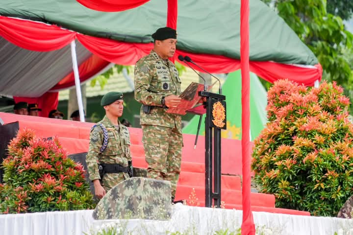 Latihan Standardisasi Prajurit Kostrad Cakra XV Resmi Ditutup, Pangkostrad Sematkan Brevet Kehormatan Cakra
