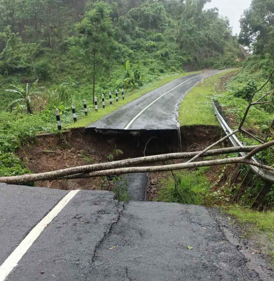 CUACA EKSTREM BPBD dan Dinas BMPR Jabar Gerak Cepat Atasi Jembatan Ambruk di Sukabumi