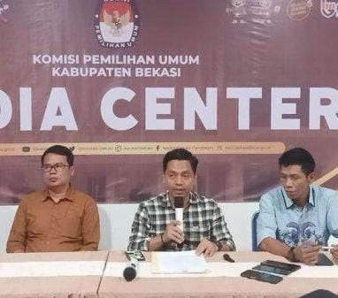 Ketua KPUD Kabupaten Bekasi Ali Rido (Tengah) bersama Komisioner lainnya saat memberikan keterangan pers