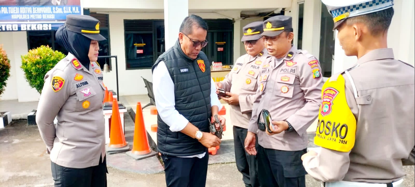 Sidak Propam Polres Metro Bekasi,Cek Kelengkapan Anggota Polsek Kedungwaringin