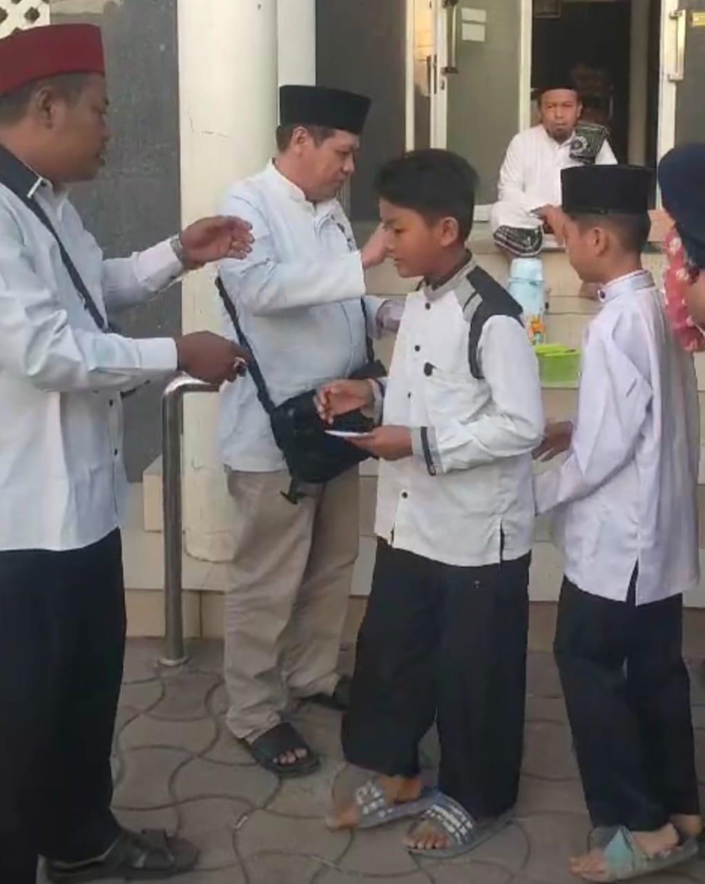 Jumling dan Sapa Warga Berikan Santunan Rutin Dilakukan Pj Kades Sukadanau