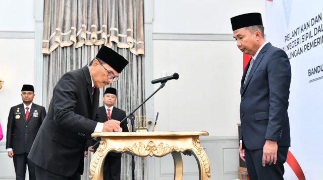 Bey Machmudin Lantik Dua Pejabat Fungsional Ahli Utama