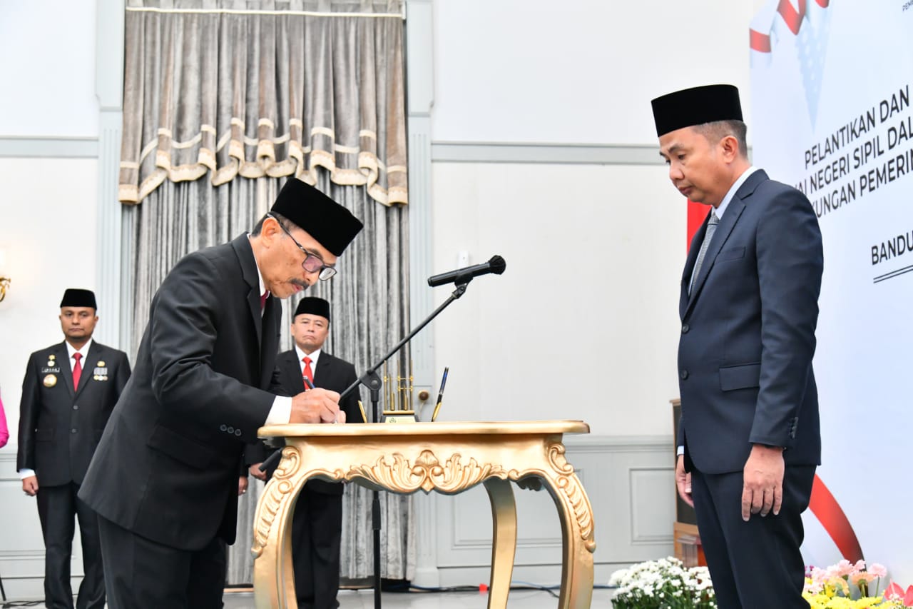 Bey Machmudin Lantik Dua Pejabat Fungsional Ahli Utama