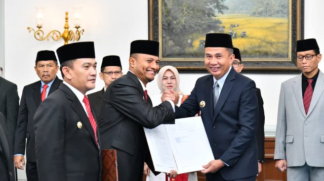 Bey Serahkan Keputusan Perpanjangan Penjabat Bupati Subang dan Majalengka
