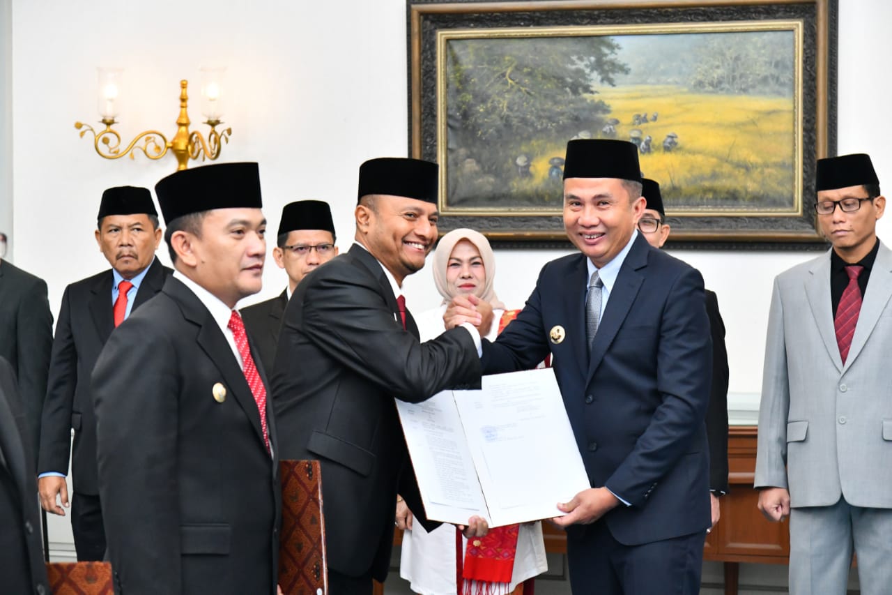 Bey Serahkan Keputusan Perpanjangan Penjabat Bupati Subang dan Majalengka