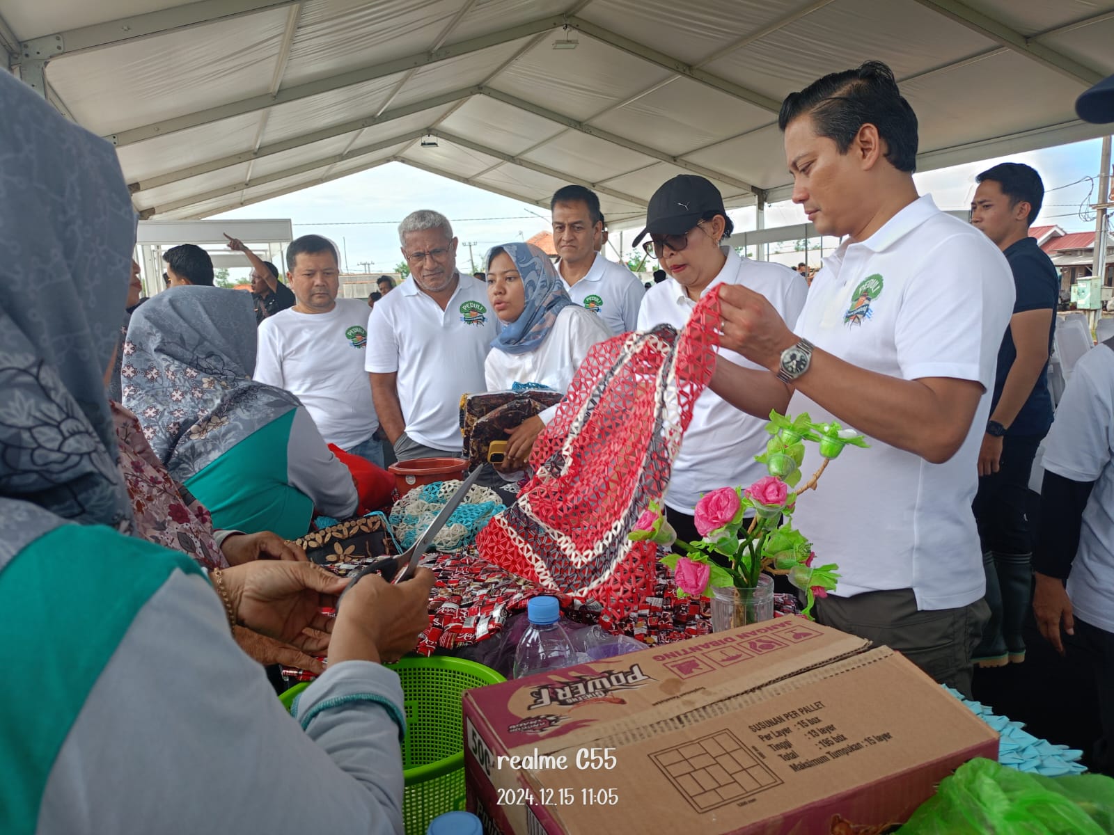 Wamenkeu RI Tinjau Warga Terdampak Banjir Air Laut di Muara Gembong dan Loket Tukar Sampah di Pantai Mekar