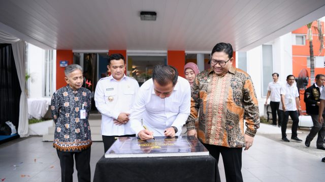 Penjabat Gubernur Jabar Bey Machmudin Tetapkan UMK 2025