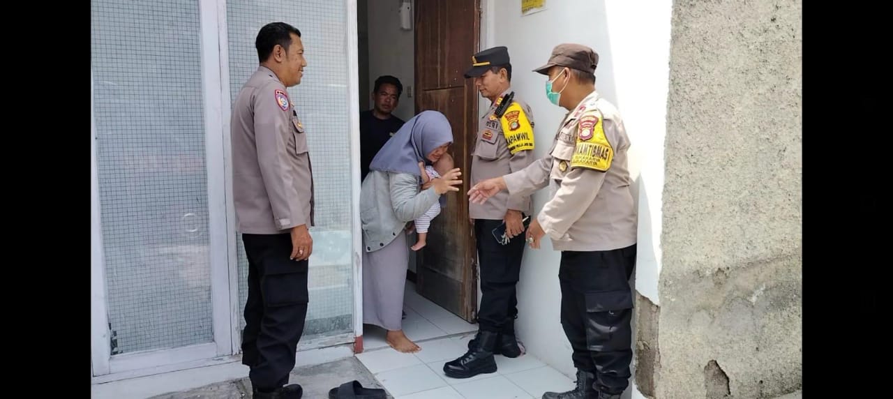 Wujud kepedulian, Polsek Sukatani Bagikan Bantuan Sembako Kepada Warga