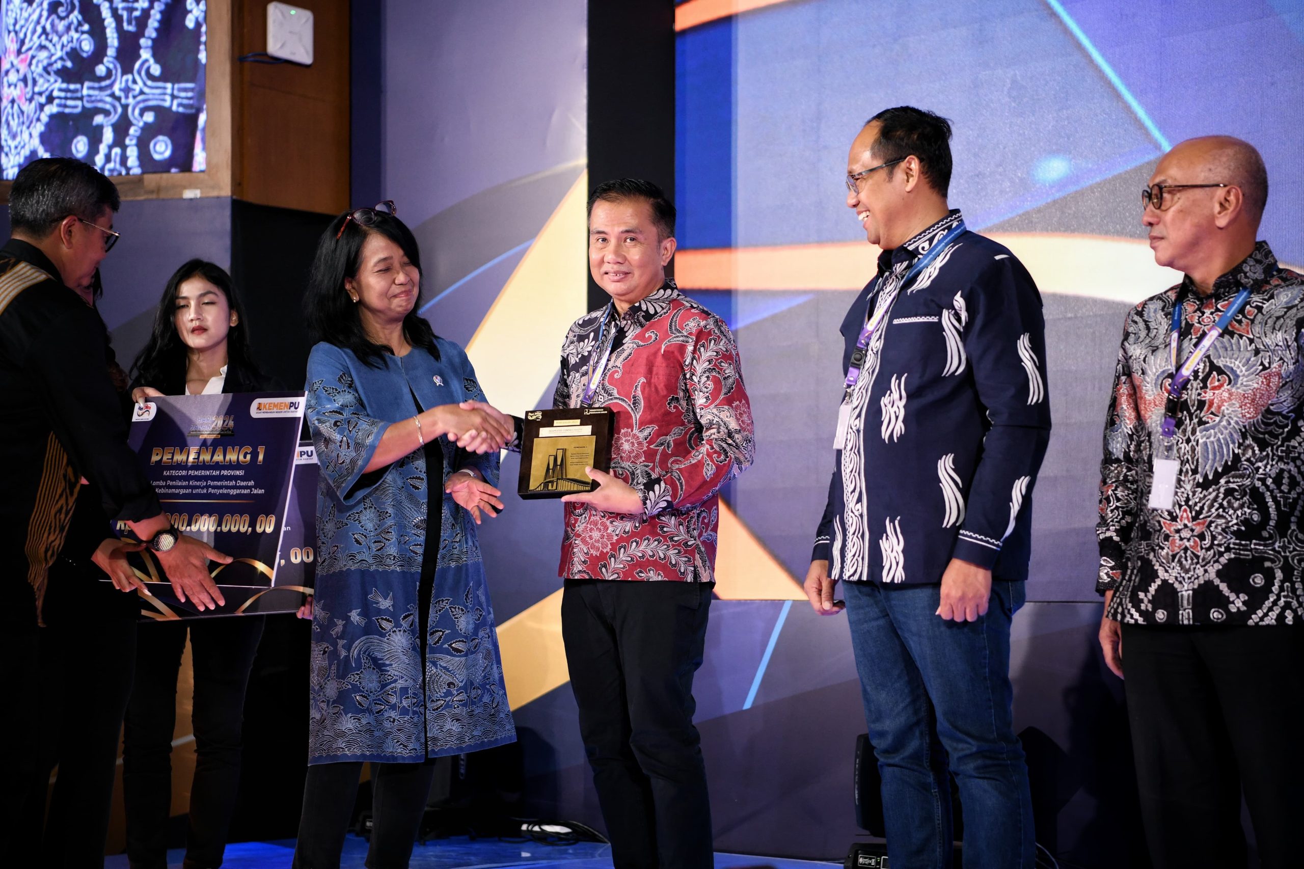 Pemda Provinsi Jabar Raih Penghargaan Bidang Kebinamargaan dari Kementerian PU