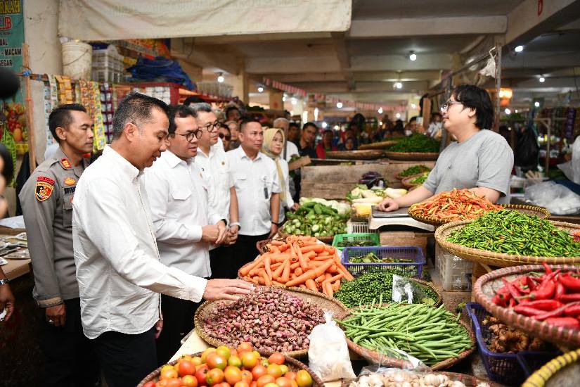 Bey Machmudin Dampingi Mendag Pantau Harga Bahan Pokok Jelang Nataru