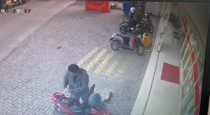 Komplotan Curanmor Gasak Motor Karyawan Minimarket di Cikarang Pusat, Terekam CCTV