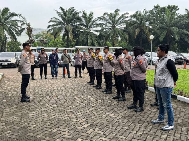 Siagakan Personil, Kapolsek Cikarang Barat Pimpin Apel PAM pengamanan keberangkatan Aksi Unjuk Rasa (ABBM) ke Kantor DPRD Bekasi