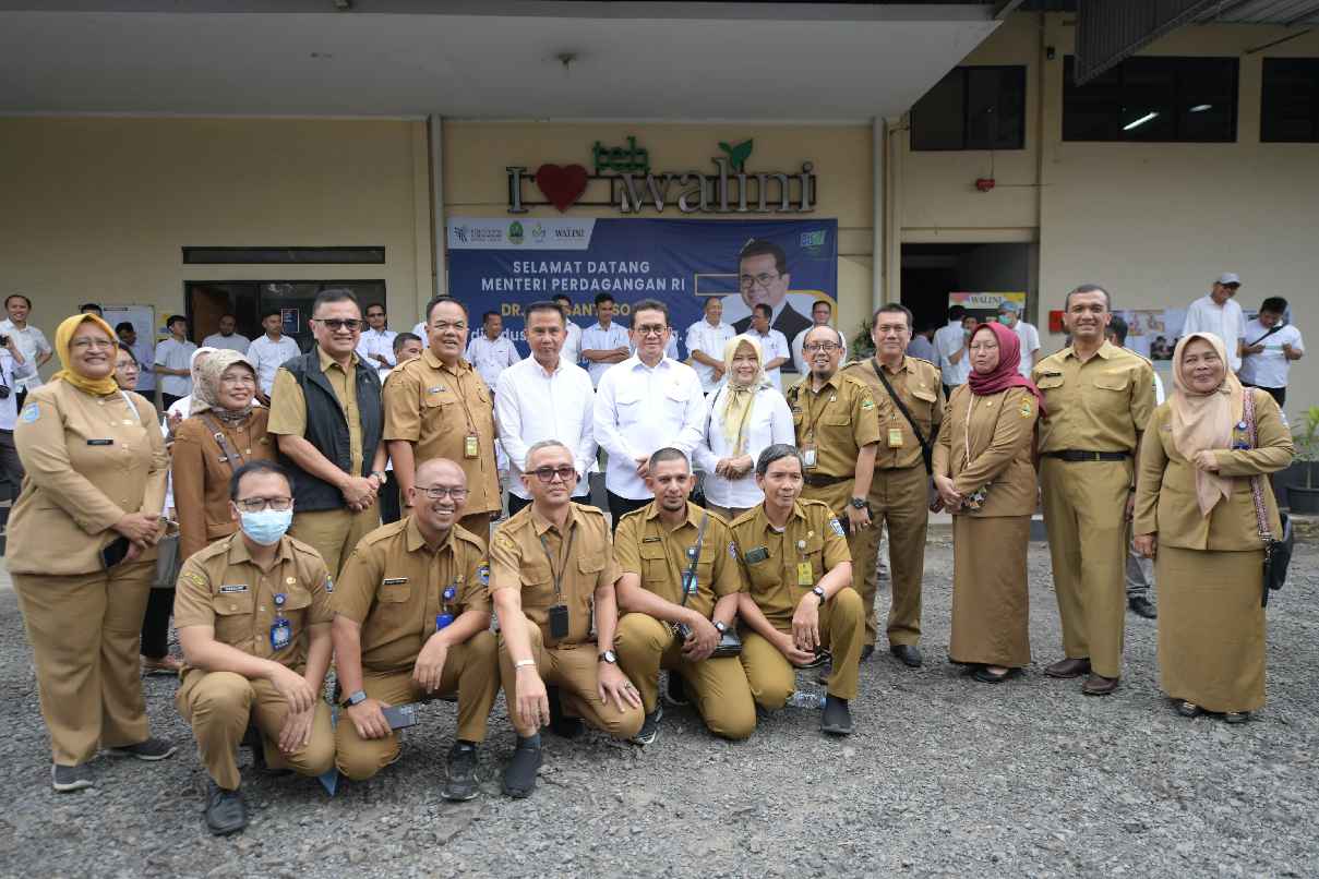 Bey Machmudin Dampingi Mendag Budi Santoso Tinjau Industri Hilir Teh PTPN VIII
