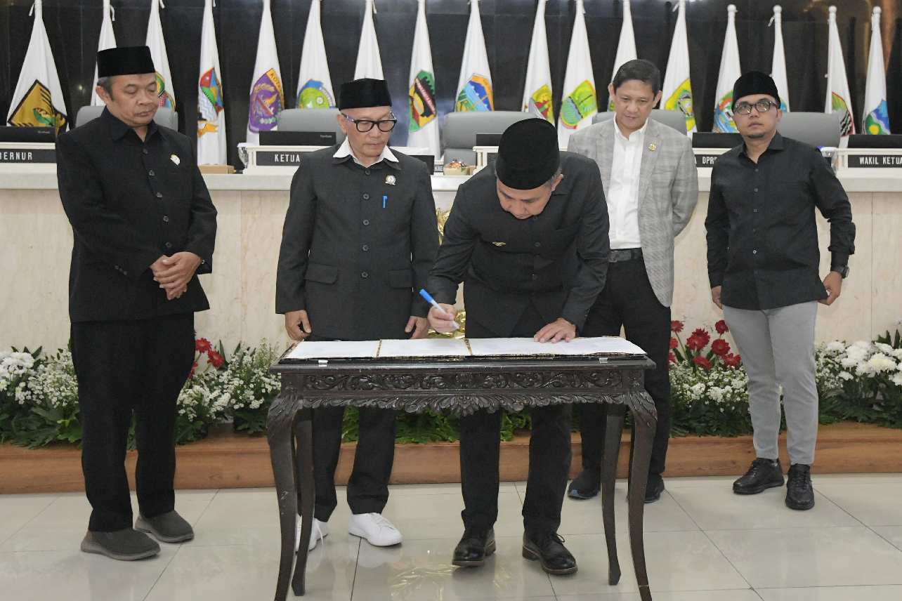 Gubernur Jawa Barat – DPRD Setujui Tiga Ranperda Menjadi Perda