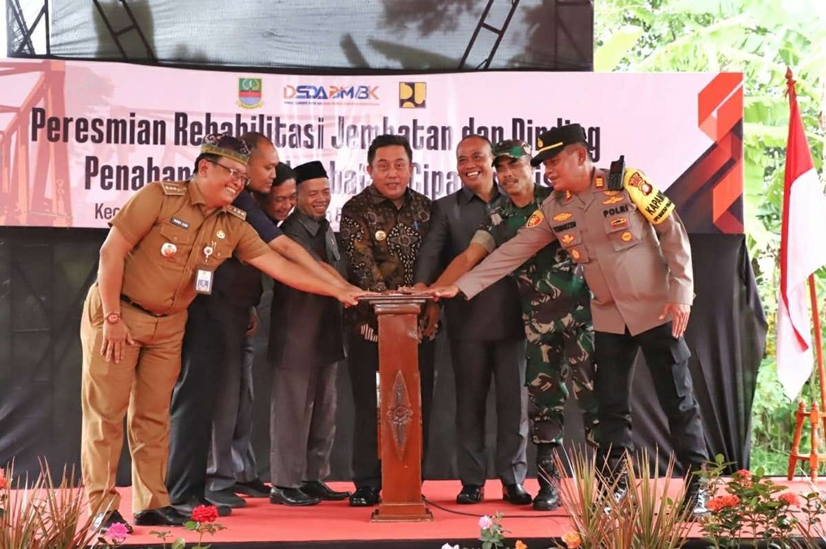 Pj Bupati Bekasi Dedy Supriyadi Resmikan Rehabilitasi Jembatan Cipamingkis