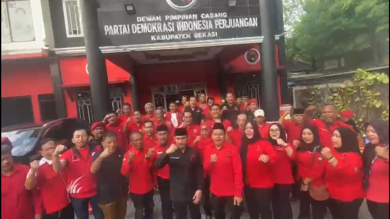 Ade Kuswara Komandoi Kader PDIP Kabupaten Bekasi Tunjukkan Kesetiaan dengan Cap Jempol Darah