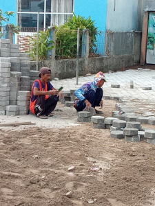Proyek pemasangan paving Block di SDN Karang Rahayu 01 abaikan K 3.