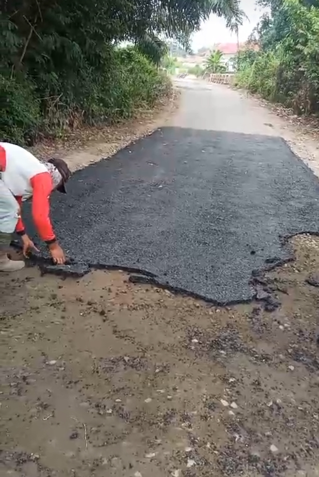 Akhirnya Keluhan Masyarakat Abung Timur, Jalan Penghubung Desa Penagan Ratu dan Desa Peraduan Waras Yang Asal Jadi dibongkar Ulang.
