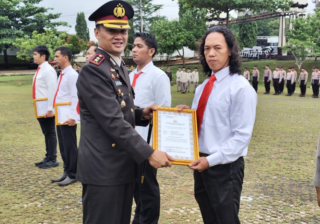 Bentuk Apresiasi Kapolres Lampung Utara,12 Anggota Polri Berprestasi Terima Penghargaan.