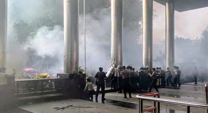 Ratusan Massa Geruduk KPK, Dari Petasan Hingga Batu Melayang. KPK Sebut Ada Ancaman Pidana, Aktivis 98: Kredibilitas Lembaga Antirasuah Dipertanyakan?