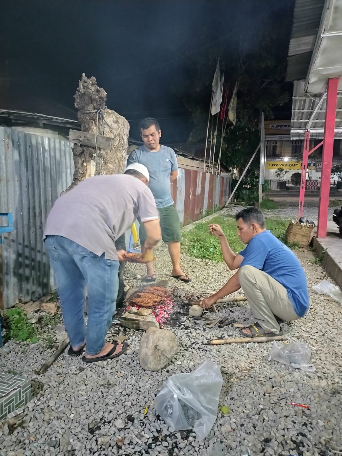 Perayaan Tahun Baru Budaya Bakar Ikan dan Ayam dan Kembang api  Melekat di Nusantara