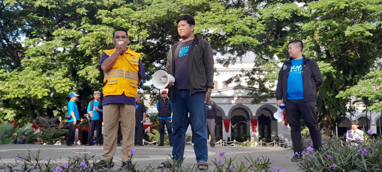 Gerakan Aksi Bersih Lingkungan di Gelar Oleh Komunitas Clean The City Bogor di Alun-Alun Kota