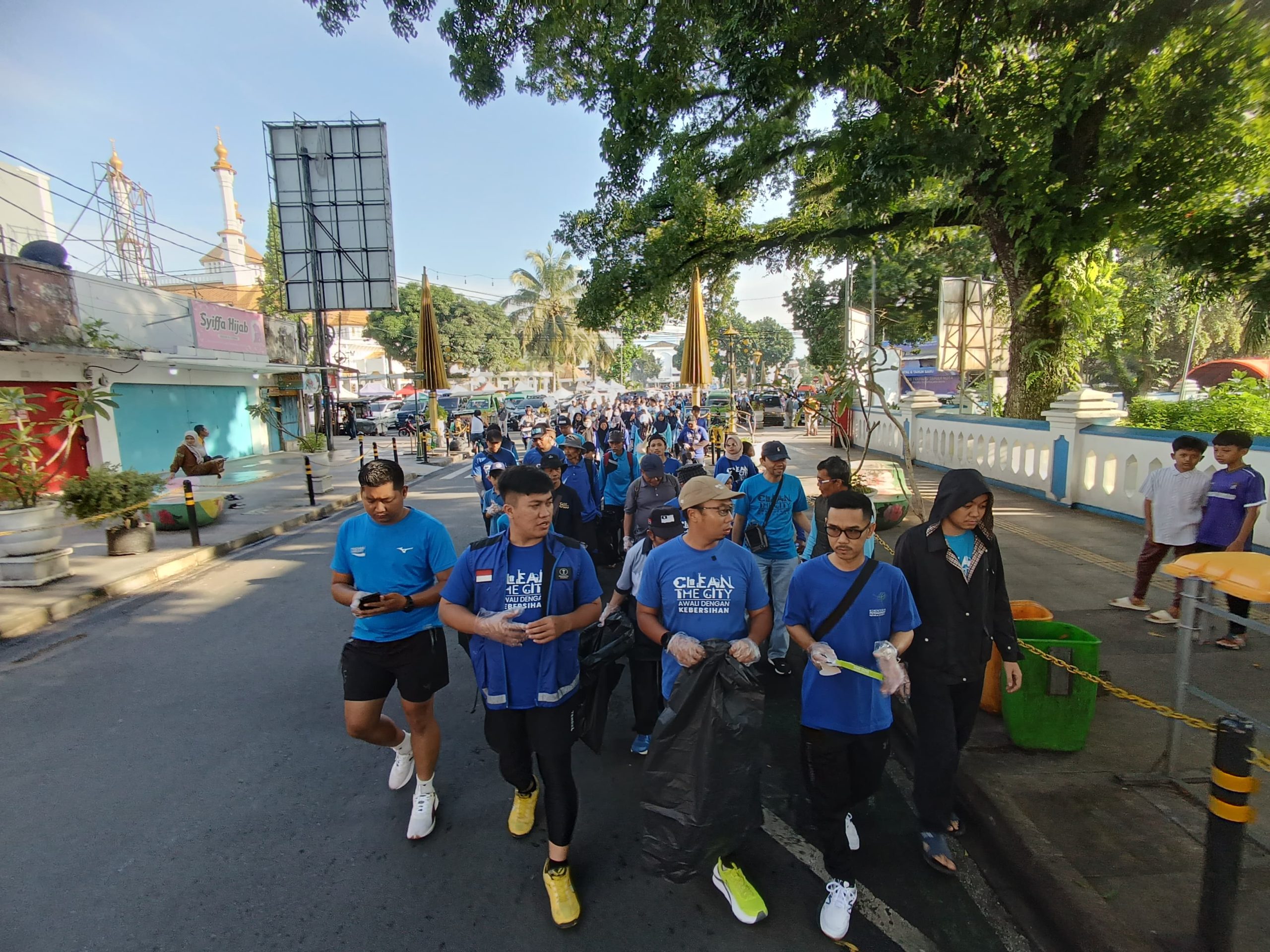 Wujudkan Kota Kolaborasi, Clean The City Tasik Bersihkan Sampah Sisa Perayaan Tahun Baru