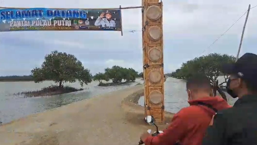 Macet dan Membludak Ribuan Orang Liburan Tahun Baru di Pantai Pulau Putri Cikeong Karawang