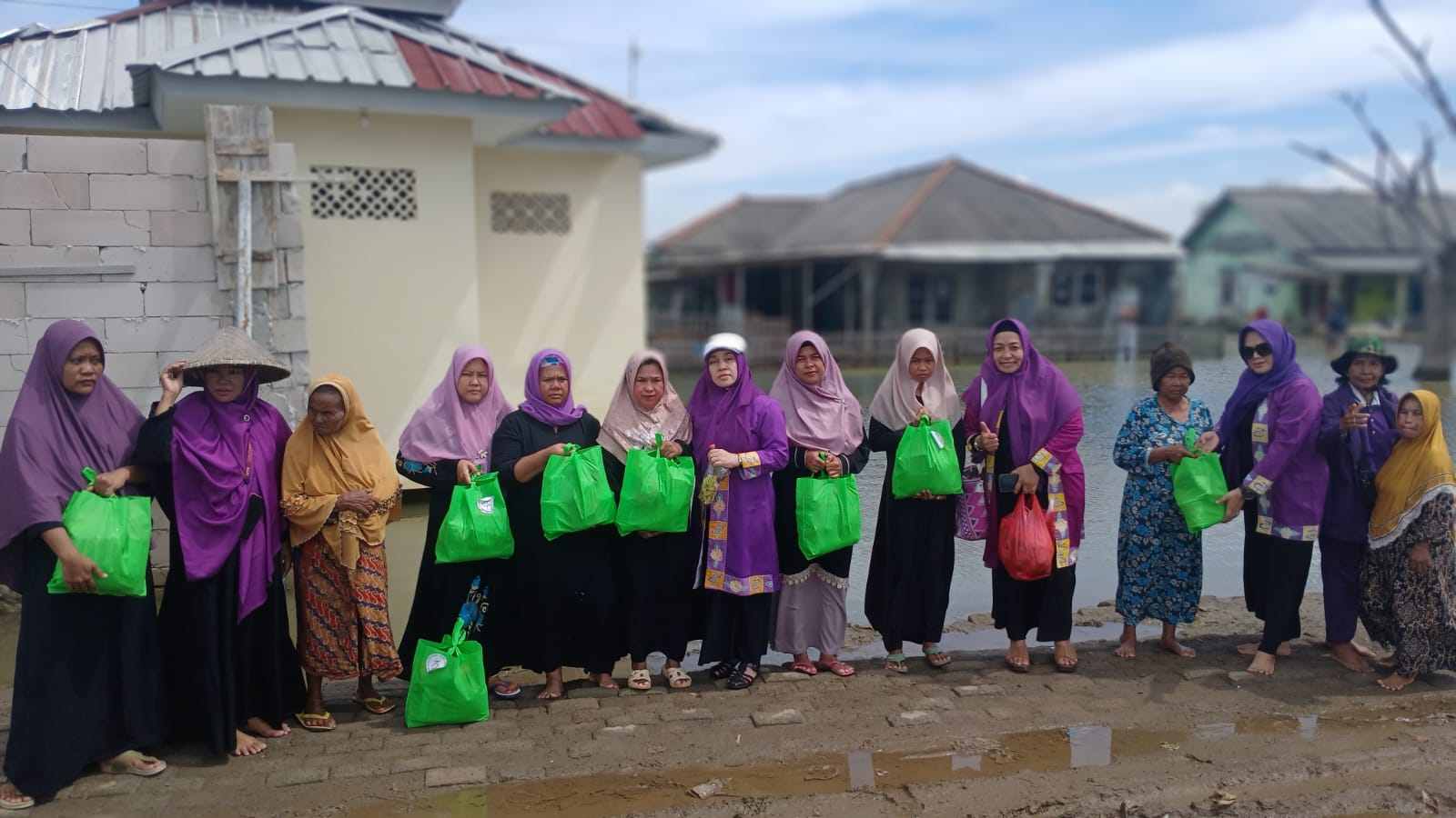 Liburan Tahun Baru 2025, Alisah Khadijah ICMI Kabupaten Bekasi Berbagi Kepada Masyarakat Muaragembong