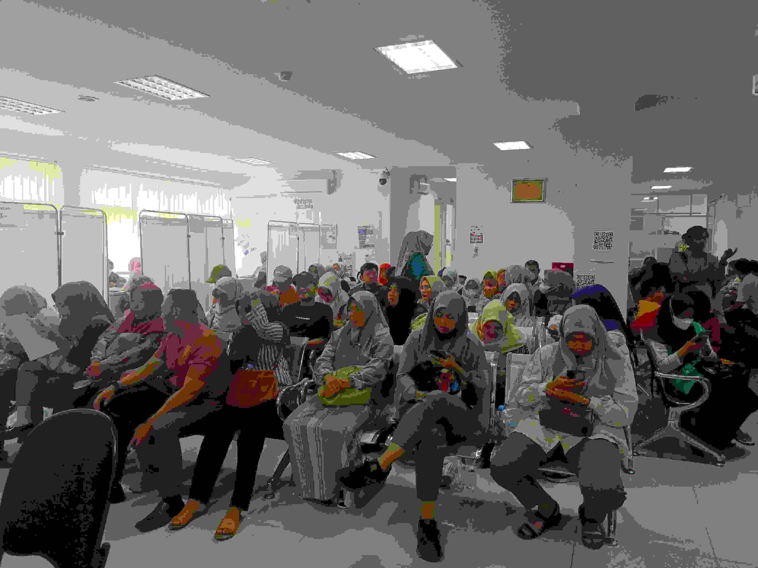 Foto : Ratusan calon PPPK yang telah lulus seleksi tahap pertama nampak antusias mengikuti pemeriksaan kesehatan fisik, kesehatan rohani serta pemeriksaan bebas Narkoba yang diselenggarakan di Rumah Sakit Umum Daerah (RSUD) Cabangbungin pada Jumat, (03/01/2025). FOTO: HUMAS RSUD CABANGBUNGIN