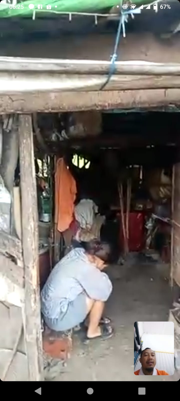 Rawan Ambruk Gubuk Reyot, Tempat Tinggal Kakek Jamhari Memprihatinkan