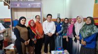 Pj Bupati Bekasi Dedy Supriyadi memberikan bantuan langsung perbaikan rumah Bintar penderita lumpuh di Karangbahagia 