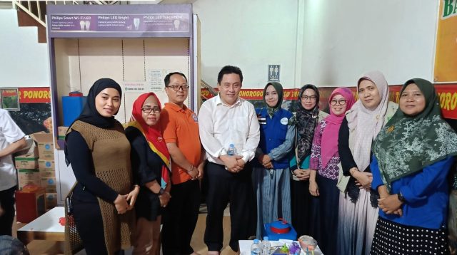 Pj Bupati Bekasi Dedy Supriyadi memberikan bantuan langsung perbaikan rumah Bintar penderita lumpuh di Karangbahagia 