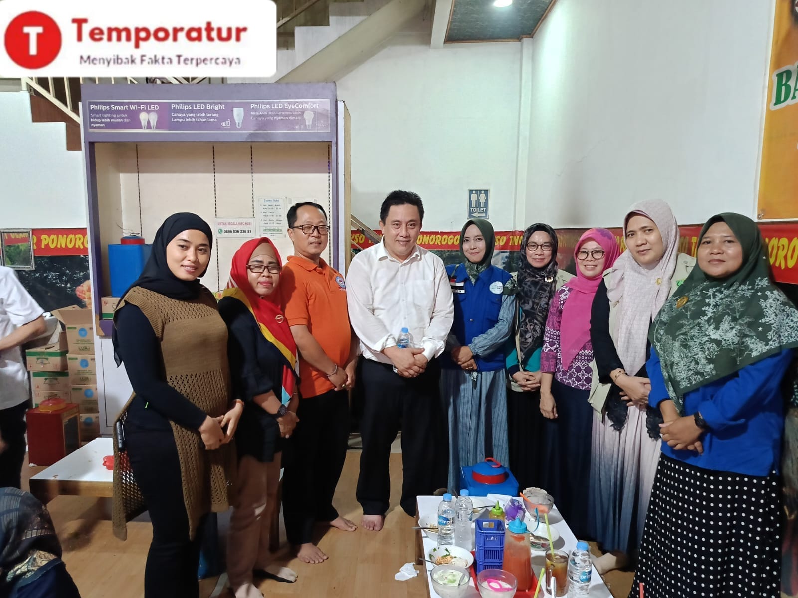 Pj Bupati Bekasi Dedy Supriyadi memberikan bantuan langsung perbaikan rumah Bintar penderita lumpuh di Karangbahagia 