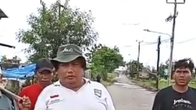 Pemdes Cipayung laksanakan Giat Bersih-bersih Diruas Jalan Gandaria Tanjung Baru