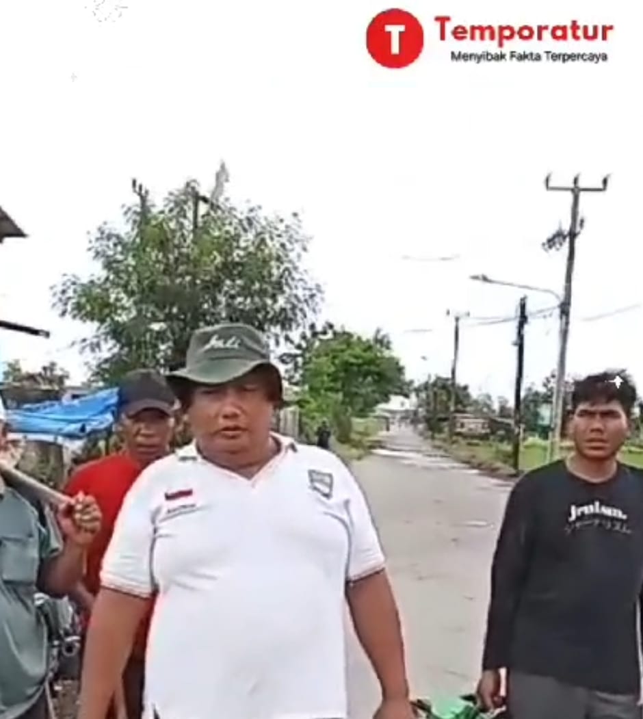 Pemdes Cipayung laksanakan Giat Bersih-bersih Diruas Jalan Gandaria Tanjung Baru